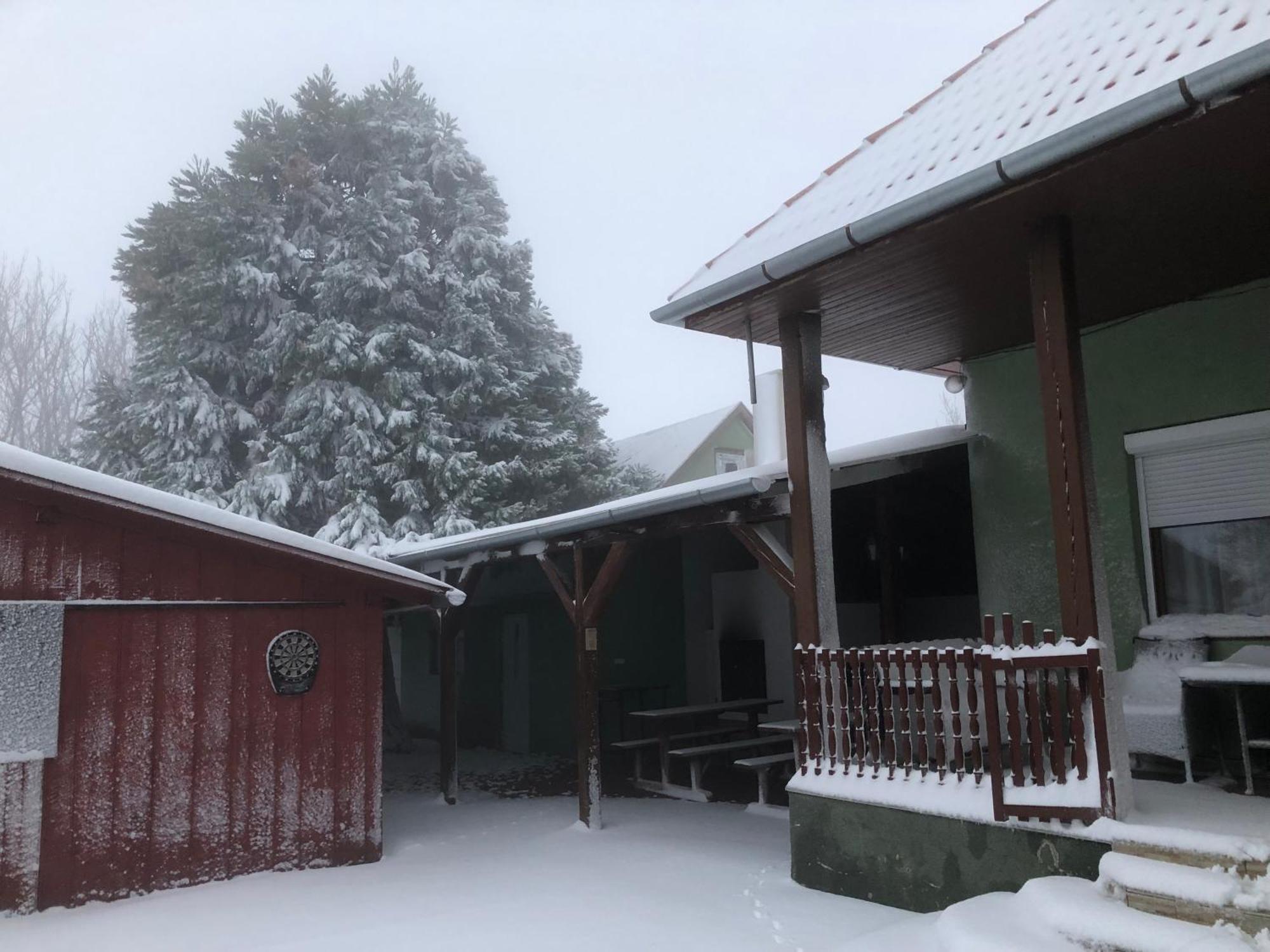 Bakonyi Mamutfenyő Vendégház Tés Exterior foto