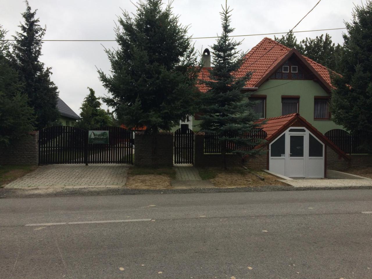 Bakonyi Mamutfenyő Vendégház Tés Exterior foto